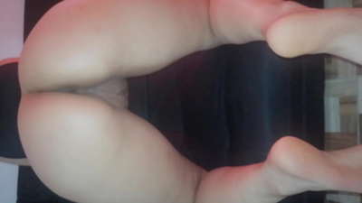 Mẹ tôi đưa cho tôi âm hộ của cô ấy như một món quà giáng sinh